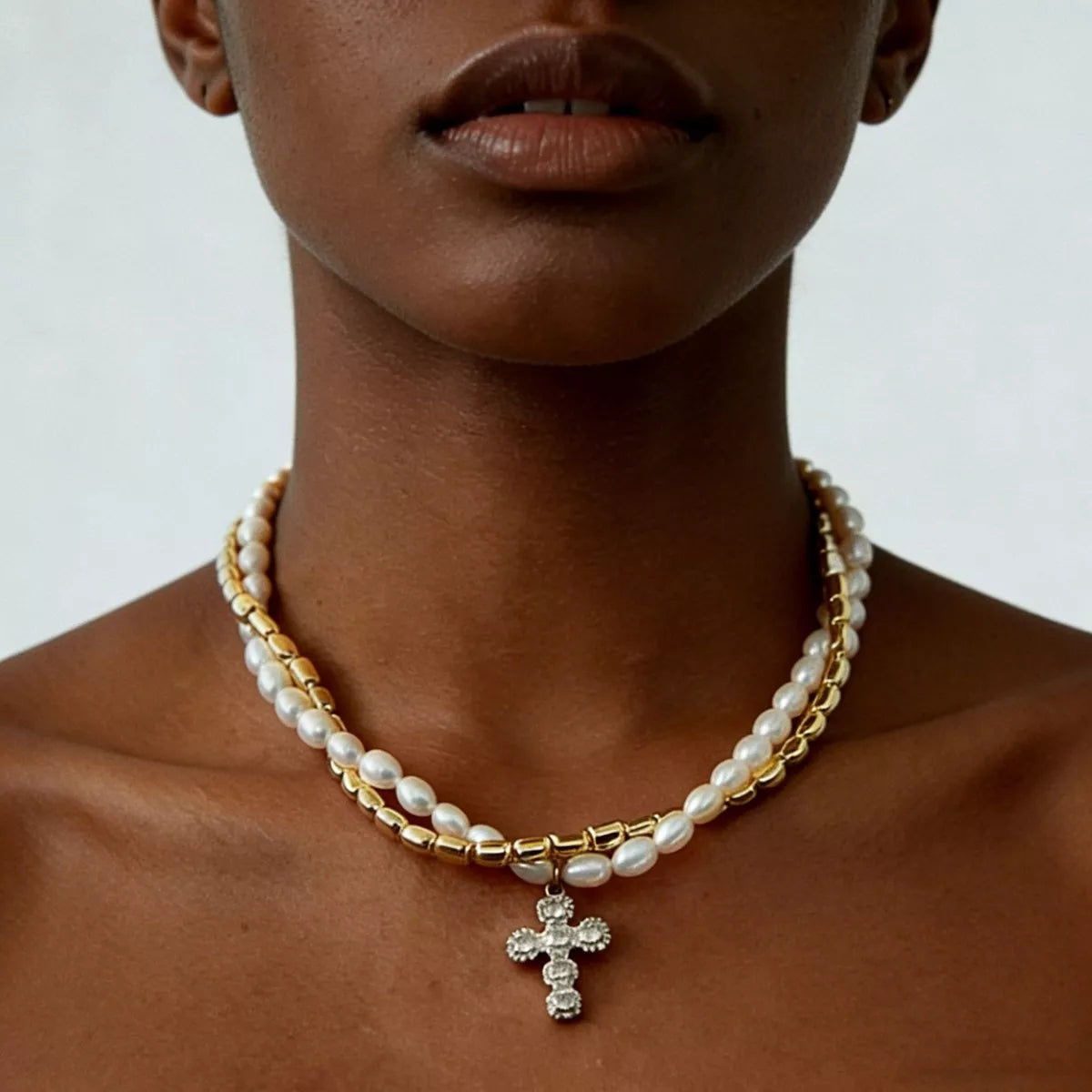 Elegant pearl alloy necklace with rhinestone cross pendant, featuring a delicate chain and sparkling details.