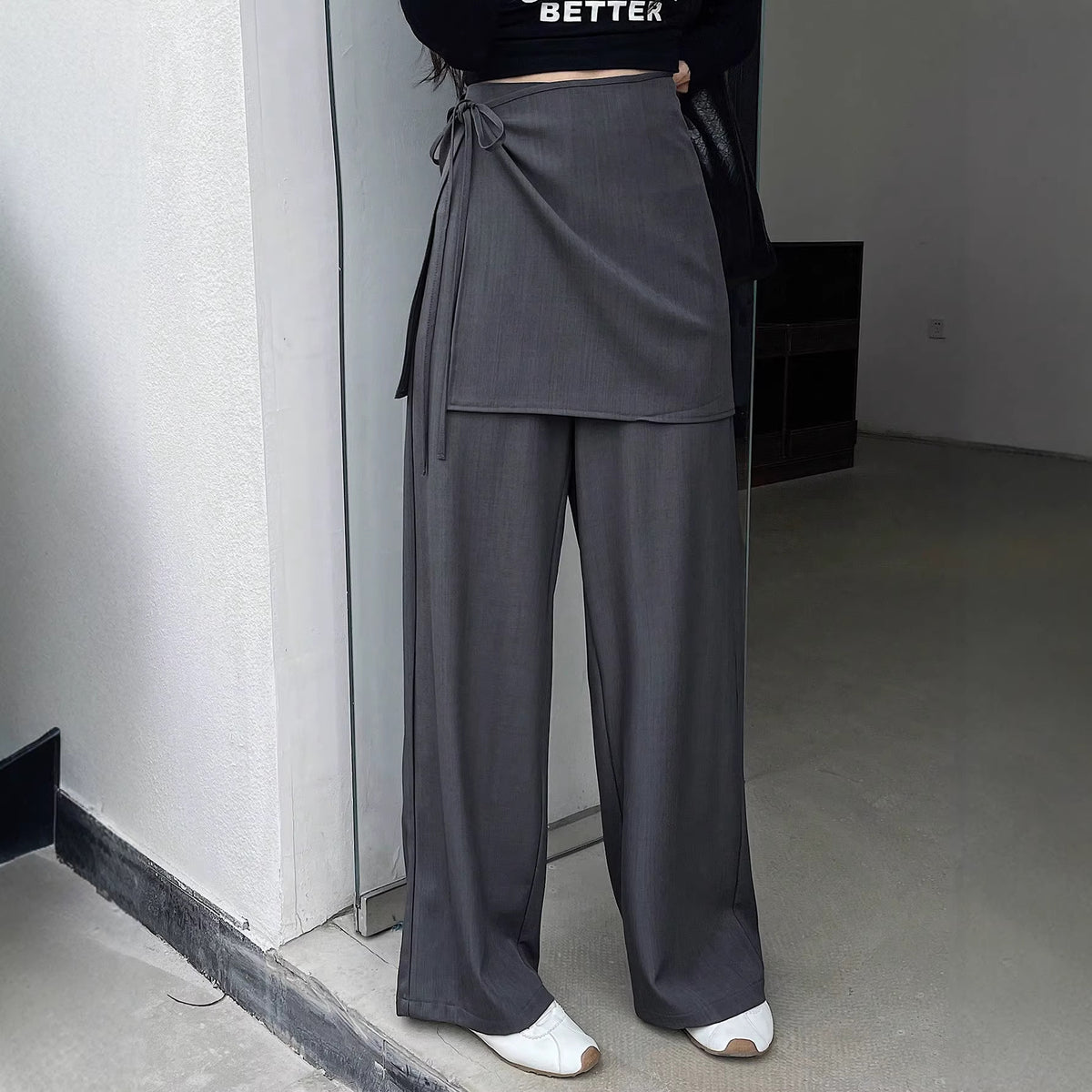 Eprolo bending knife straight leg pants, stylish black pants with a relaxed fit, shown on a model with hands in pockets.