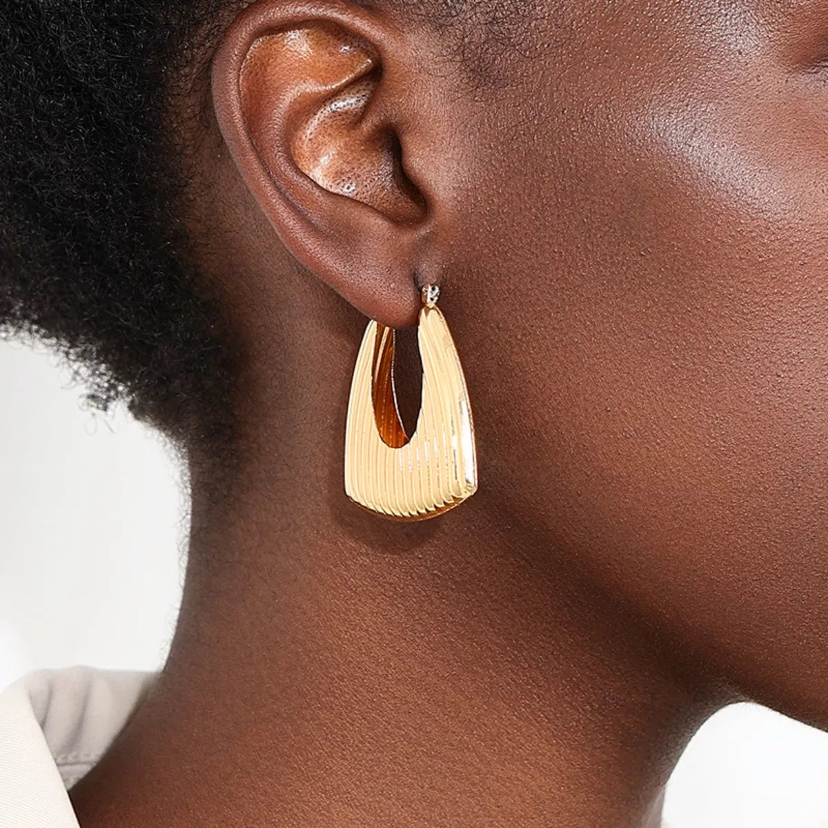 18K gold-plated alloy ribbed triangular hoop earrings with a stylish geometric design, perfect for modern fashion.