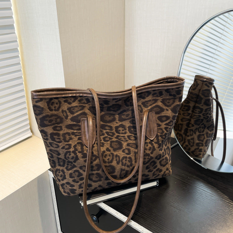 Large-capacity leopard-print PU leather shoulder and hand bag with plush fashion design, featuring stylish straps and spacious interior.