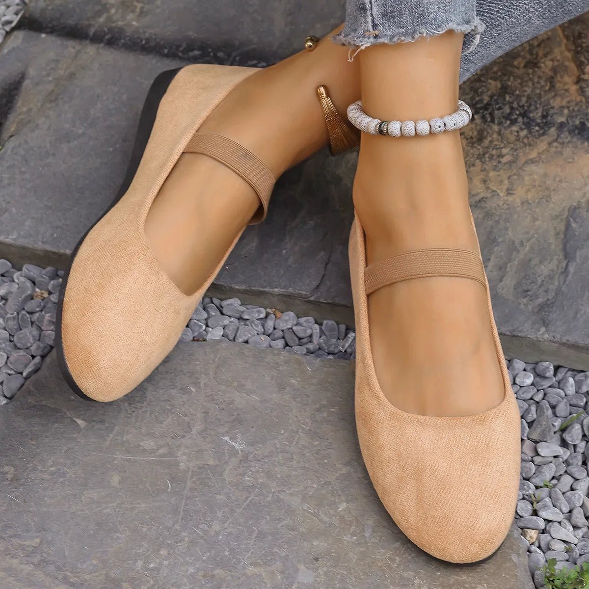 Comfortable women's round toe slip-on flats by Plush Fashion Hub, casual everyday shoes with a sleek, classic design.